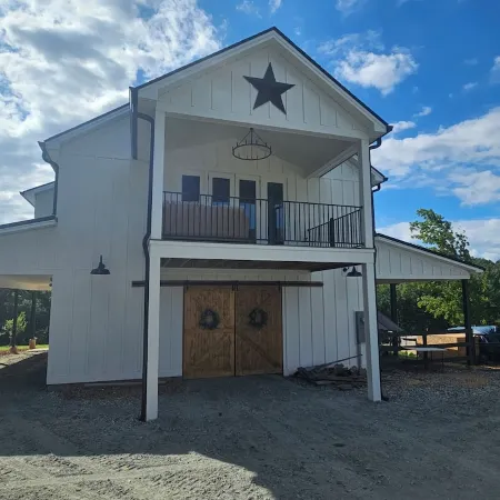 Charming 3-bedroom farmhouse in wonderful Seneca with Sunset views over the farm