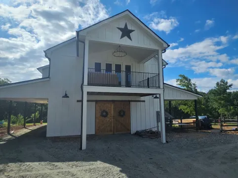 Charming 3-bedroom farmhouse in wonderful Seneca with Sunset views over the farm