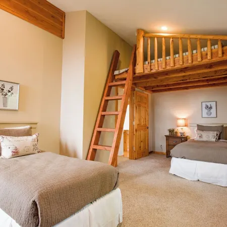 Beautiful original log cabin, minutes from Garden City and Bear Lake beaches.
