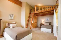 Beautiful original log cabin, minutes from Garden City and Bear Lake beaches.