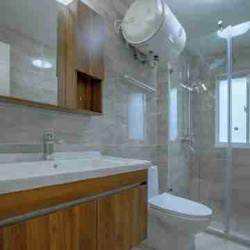 Spacious 3-bedroom apartment with WiFi, AC in charming Lashibi, Alphabet city Rooms