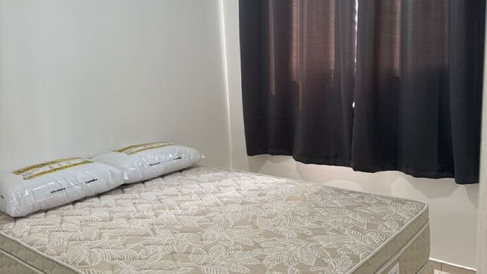 Complete 2 bedroom apartment with parking space near shopping center