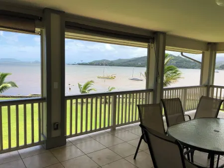 Oceanfront 3-Bedroom Home in Kahaluu, Kaneohe30 days minimum rental. Отели рядом с достопримечательностью «Kahaluʻu Community Park»