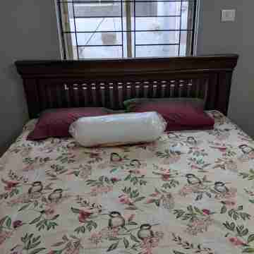 New Top Floor 2 BHK Furnished apartment - 25 mins from Airport Rooms