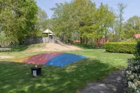 Country house on beautiful waterfront park Hotels in Westerbork