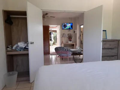 Private, Quiet, Secure, fully Self contained Granny Flat with off street parking 엘리스 비치 주변 호텔