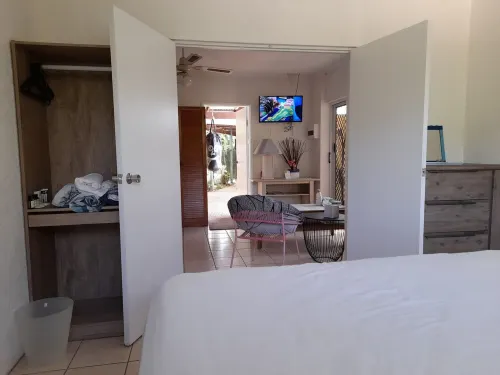 Private, Quiet, Secure, fully Self contained Granny Flat with off street parking Redlynch住宿飯店