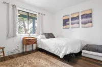 Top-Rated Treehouse Retreat with Hot Tub & Mountain Views, Pet Friendly