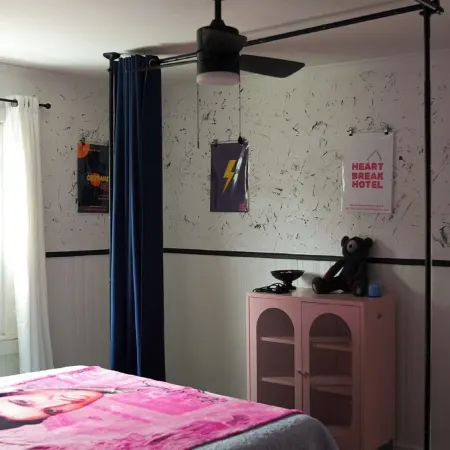 NEW DOWNTOWN TUPELO- HOUND DOG BUNGALOW -ROCK-N-ROLL themed 1BR 1B Shotgun style