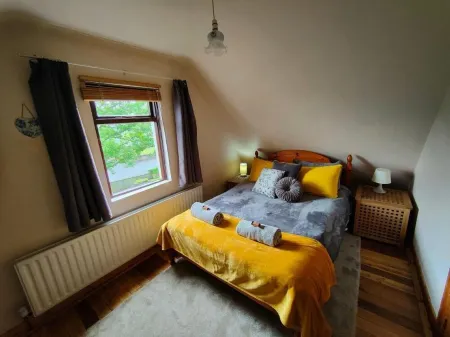 Rowantree Cottage One-Bedroom Apartment Отели в г. Киноллен