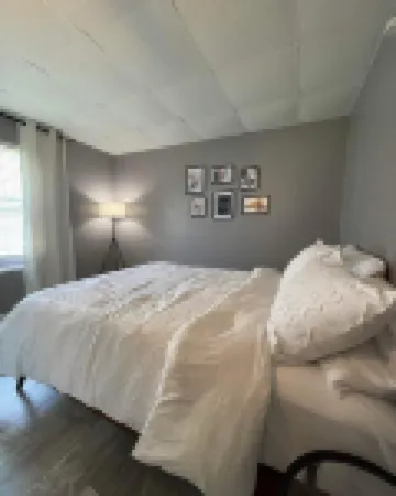 Charming 2-bedroom cottage with lake and beach access and large yard.