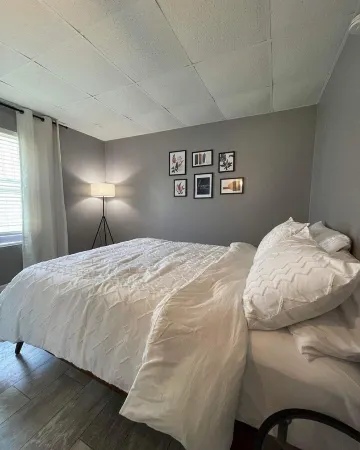 Charming 2-bedroom cottage with lake and beach access and large yard. Отели в г. Джеймстаун Тауншип