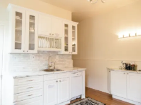 Stunning and spacious heritage home Hoteles en Saint John