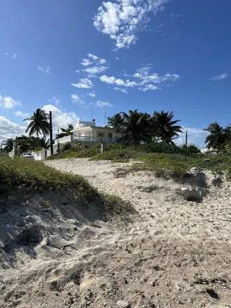 Beautiful Beach home in Churburna Отели в г. Chuburna