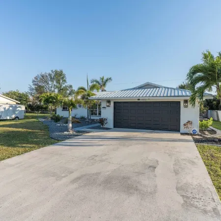 Entire House 3 Bedroom Pets Parties Events Permitted 5 Minutes Drive to Beach