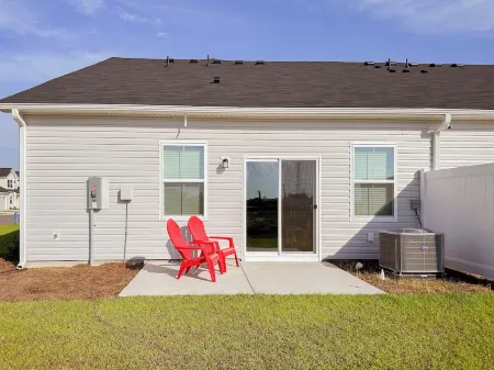 Charming 3-bedroom townhome with AC, WiFi in welcoming Myrtle Beach
