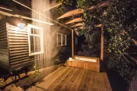 Welcome on Wellington, your 3 bedroom getaway with stunning mountain views. Groom Hill 주변 호텔