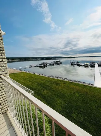 Lake front  2-bedroom condo with beautiful sun rises views over Crooked lake. Отели рядом с достопримечательностью «Заказник Менонаква Вудс»