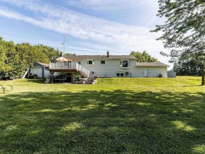 Spacious cottage retreat minutes from popular trails, restaurants and shopping.