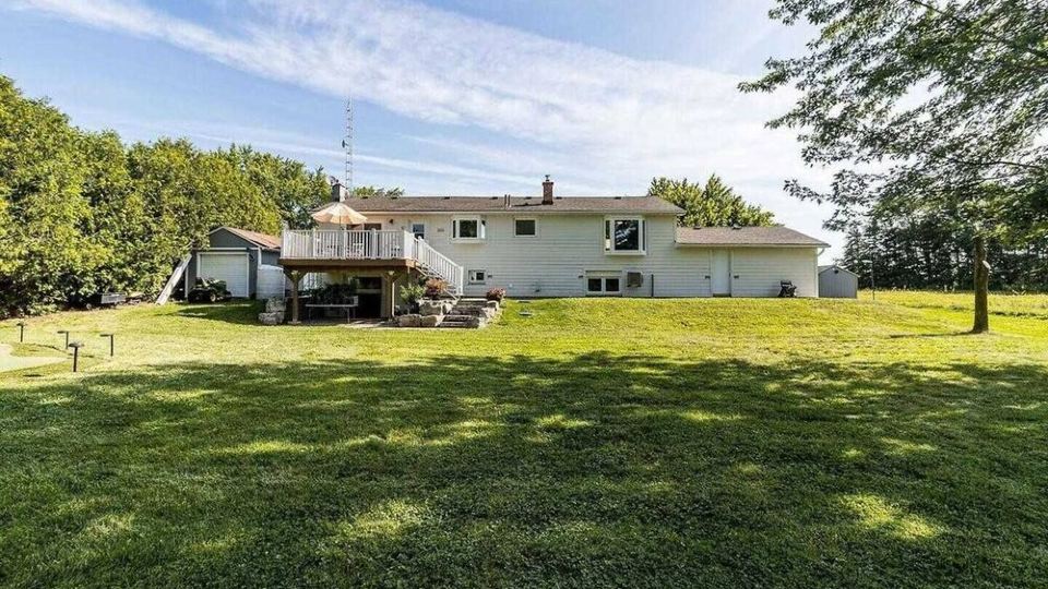 Spacious cottage retreat minutes from popular trails, restaurants and shopping.