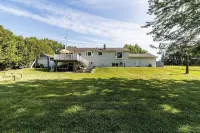 Spacious cottage retreat minutes from popular trails, restaurants and shopping.