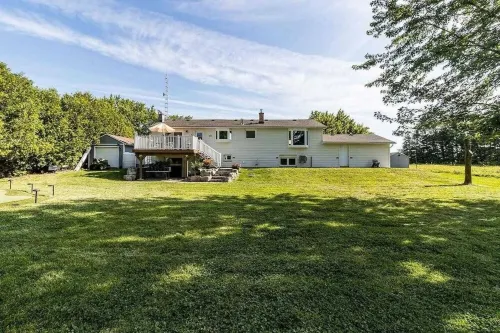 Spacious cottage retreat minutes from popular trails, restaurants and shopping.