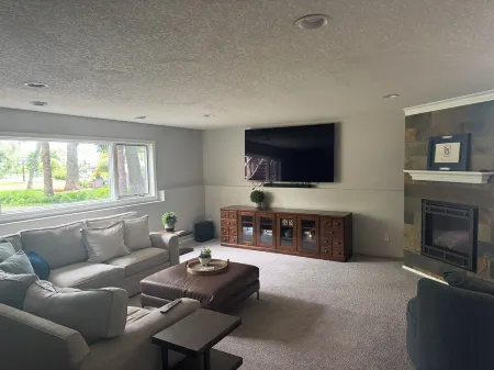 3M Golf  Immaculate Spacious 5-bedroom house in  Blaine.