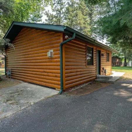 Lovely Lake Retreat for Family Fun on Daggett Lake - With Guest House