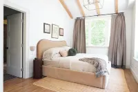 Modern Lake Champlain Lake House with Private Beach and Docks Hotels in Charlotte