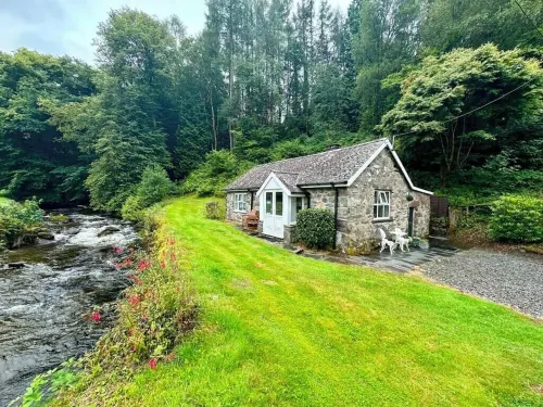 Riverside Cottage, Abergwynant (sleeps up to 3) - don't forget your binoculars!