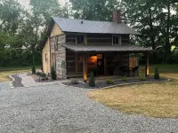 Charming 2-bedroom cabin in enchanting Wadesville with Heat, AC, WiFi, Hot Tub Hotels in Posey County