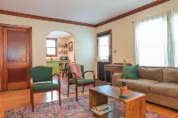 Charming 2-bedroom cottage in delightful Peoria with WiFi, AC