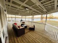 Families Love Frank’s Lakehouse @ Sunset Estates Các khách sạn ở Lincoln