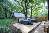 Throwley; woodland lodge for 14 with 2 hot tubs in the Staffordshire Moorlands Hotels in der Nähe von Ramshorn Estate (Amos Holiday Homes)