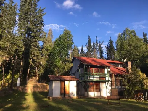 Beautiful 4-bedroom country house in the forest! Wi-Fi, 1.7 acre land Hotels in Sutatausa