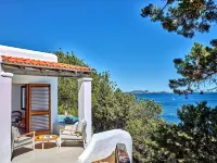 Charming elegant villa right on the sea