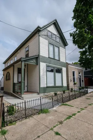 Spacious Rowhouse - 5 Min to Cincy & Walkable!