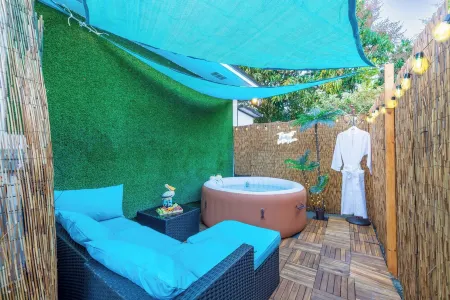 Romantic Heaven, Hot Tub, BBQ, 5 Min to Hard Rock Stadium, 15 Min to Beach