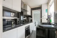 4-Bedroom, Home, Croydon, Sleeps 8! Family, Group And Contractor Friendly! Hotels in Thornton Heath