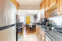 Charming and Safe 3-Bedroom Apartment with 6 Beds, 2 Bath, AC, WiFi and Parking Hotels in Albany