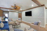 Elle & Beck's Second Floor Suite Overlooking Historic Main Street In Galena, IL