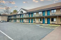 Red Carpet Inn Norwalk - parking