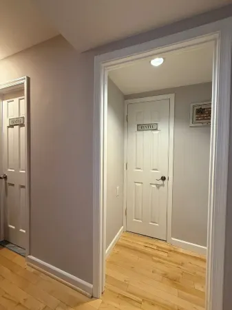 Charming 3 Beds 2 Bath, EV Charging, Off-Street Parking, 99 Walk Score, King Bed Отели в г. Александрия