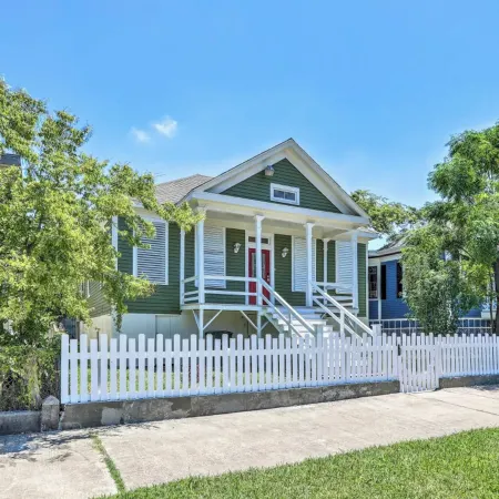 Walk to the Strand and Beach Updated Victorian Gem