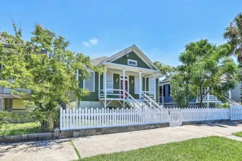 Walk to the Strand and Beach Updated Victorian Gem - Kylpylä
