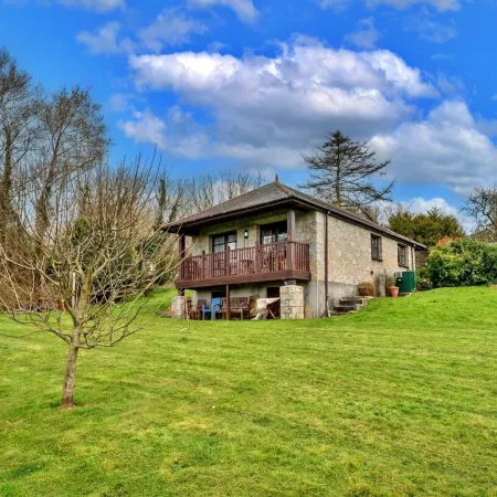 Bungalow in Cornwall with Orchard Views Отели в г. Хейл