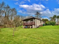 Bungalow in Cornwall with Orchard Views