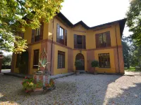furry frinds with family home Hotels in Faenza
