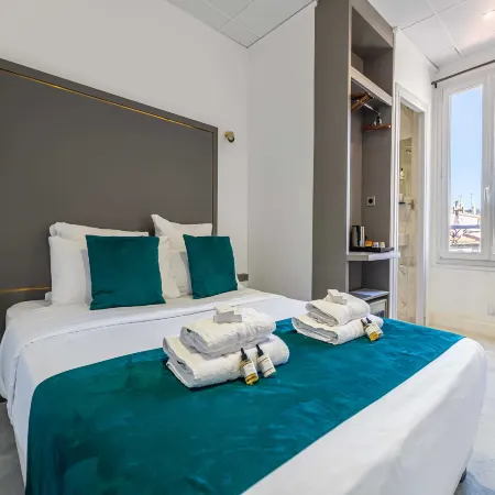 Hotel Avaton - Cosy bedroom - Cannes Centre