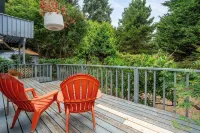 Charming 2-bedroom house on Vashon with a private yard and easy access to town